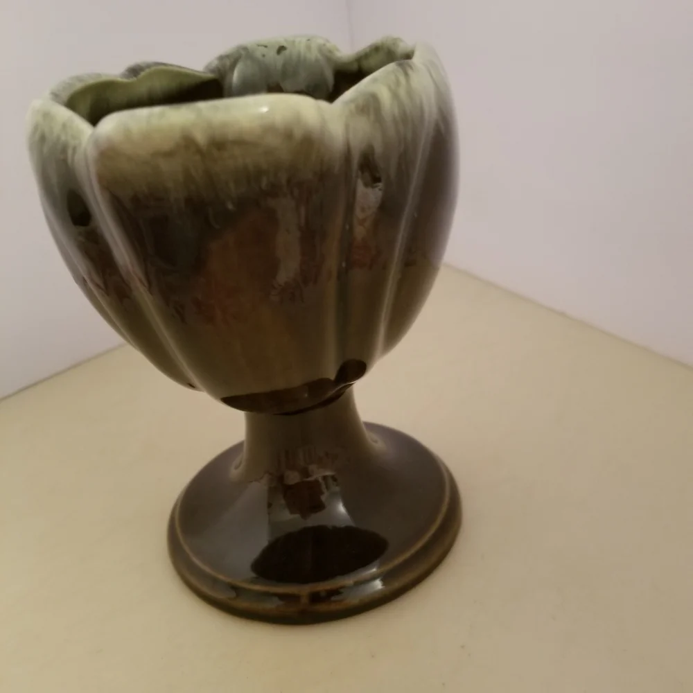 Elegant Green Ceramic Vase - Picture 2 of 4